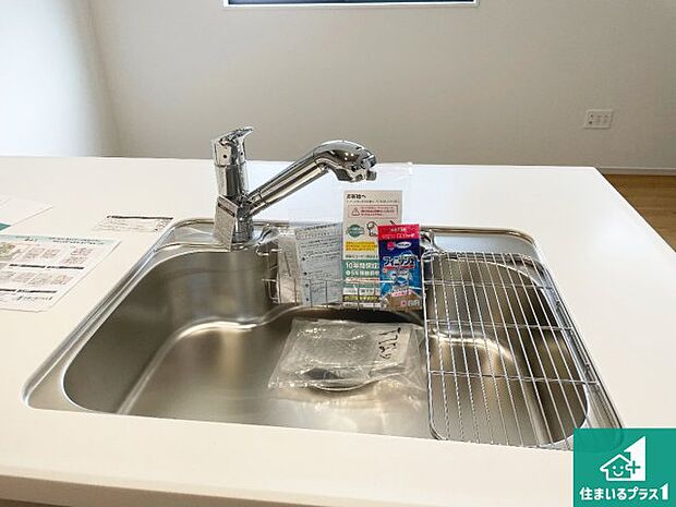 【キッチンシンク】蛇口の先端に浄水器を内蔵しています！原水と浄水、お湯と冷水、シャワーの切替えがワンタッチなので用途によって使い分けられます。
