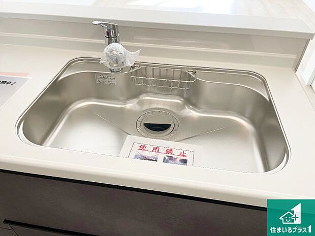 【キッチンシンク】蛇口の先端に浄水器を内蔵しています！原水と浄水、お湯と冷水、シャワーの切替えがワンタッチなので用途によって使い分けられます。