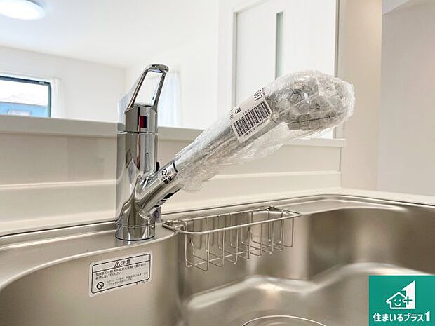 【キッチン水栓】浄水器を内蔵！炊飯時、お茶を作る時に安心してお水を使えます！お湯と冷水、浄水と原水、シャワーの切替えもワンタッチです！