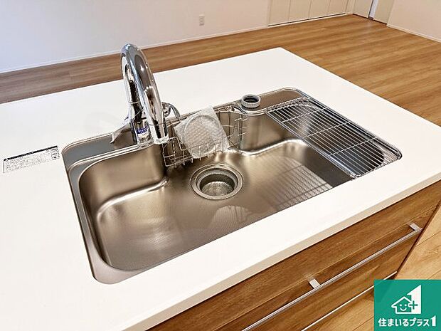 【キッチンシンク】蛇口の先端に浄水器を内蔵しています!原水と浄水、お湯と冷水、シャワーの切替えがワンタッチなので用途によって使い分けられます。