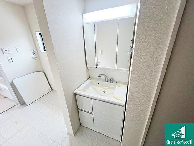 【独立洗面台】清潔感のある洗面台です。フラットな鏡は掃除がしやすく毎日清潔!鏡裏には収納があるのでスッキリとした洗面台が保てます。