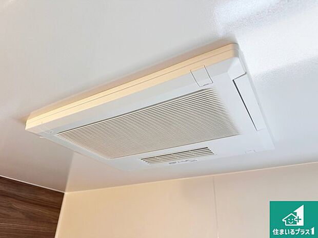 【浴室暖房乾燥機】四季を通して快適なバスライフをお手伝いする浴室暖房乾燥機！浴室の乾燥・暖房・涼風・換気はもちろん、２４時間換気にも対応！ 