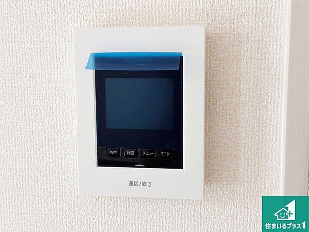 【カラーモニターインターホン】声だけでなく来訪者の姿や顔がモニターで確認できるので、小さなお子様がいらっしゃるご家庭でも安心できます！