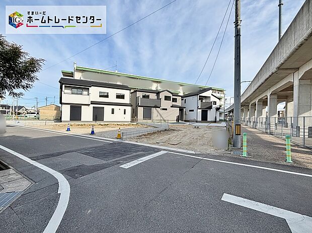 道路に挟まれている立地で回りが開けており見通しも良いです♪