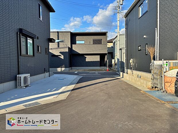 道路に挟まれている立地で建物同士の距離があるため、暮らしの空間に明るい陽光や爽やかな清風を届けてくれます。過ごしやすい空間の中で、ご家族も穏やな暮らしを送れそうです♪