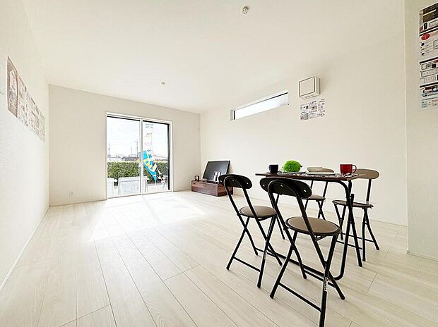 【１号棟】
心地よい明るい雰囲気のリビング♪採光は良好です！　　
家族団らんの時間も増えそうなくつろぎの場所になりそうです♪