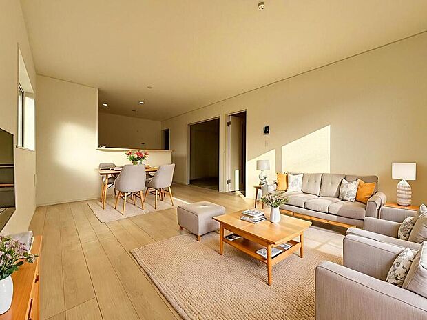 【１号棟】広々とした明るいリビング♪
対面式のオープンキッチンは、家事をしながら家族の様子が一目でわかる安心＆便利設備です♪※家具をCGで加工しています。家具付き販売ではございません。