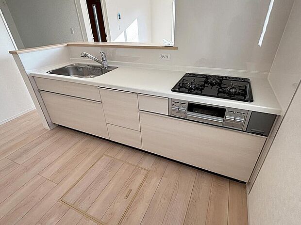 【１号棟】収納力豊富なシステムキッチン。大型スライド収納付きで、すっきり片付けやすいキッチンです。
床下収納もついてたっぷり収納できます♪