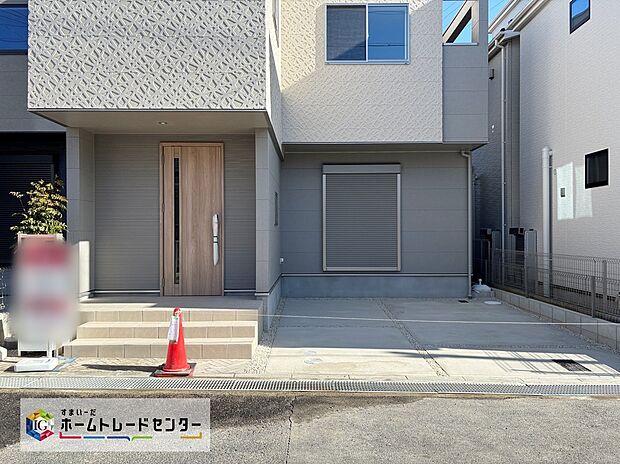 並列で2台駐車可能なカースペースをご用意しております！もちろんご家族分の駐輪スペースとしても使用できます。急な来客でも気兼ねなくお招きできますね♪　　　