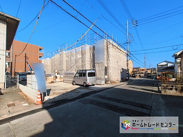 前面道路は交通量の少ない道路です。ゆとりがあり、駐車時もゆっくりと落ち着いて行える立地環境になっています♪　