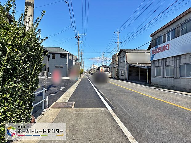 前面道路の幅員は10ｍ以上。（5～9号棟側）見通しが良く駐車もゆとりをもって行えます♪