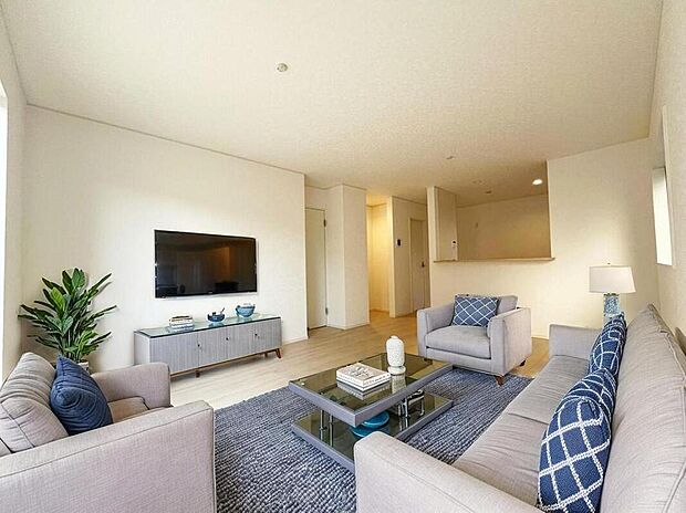 広々とした明るいリビング♪
対面式のオープンキッチンは、家事をしながら家族の様子が一目でわかる安心&便利設備です♪
※家具をCGで加工しています。家具付き販売ではございません。