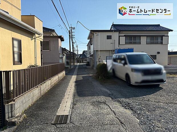 交通量が少ない住宅街なので雨の日でも車の走行音も気になりません。住人以外の車の進入も少なく、小さなお子様を持つご家庭にも安心です◎