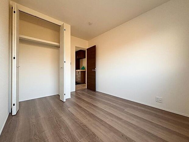 【１号棟】広々とした居住空間は日々の暮らしを彩り、心のやすらぎと満足感を与えてくれます。通風と採光を考慮した設計は子供たちはのびのび育ち、家族のくつろぎと団らんを生み出します。