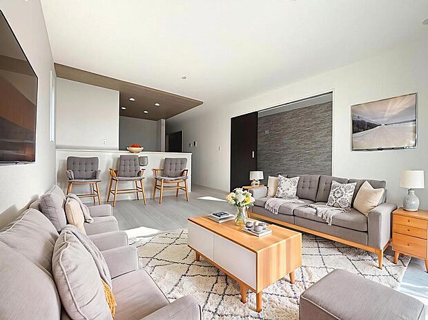 【1号棟】広々とした明るいリビング♪
対面式のオープンキッチンは、家事をしながら家族の様子が一目でわかる安心＆便利設備です♪※家具をCGで加工しています。家具付き販売ではございません。