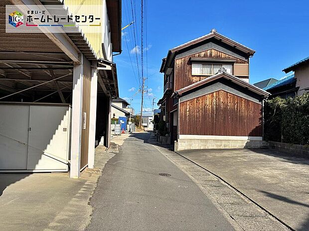 前面道路は交通量の少ない道路です。ゆとりがあり、駐車時もゆっくりと落ち着いて行える立地環境になっています♪　　