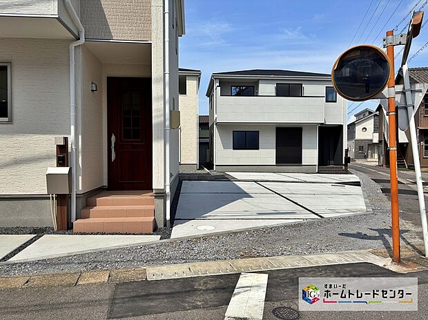 並列で2台駐車可能なカースペースをご用意しております！もちろんご家族分の駐輪スペースとしても使用できます。急な来客でも気兼ねなくお招きできますね♪　　　