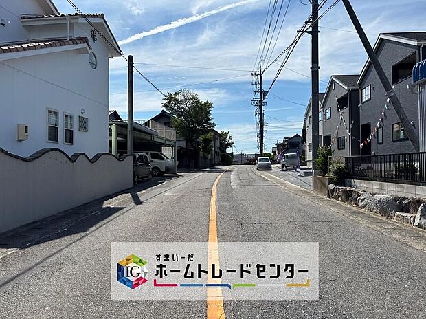 前面道路は交通量の少ない道路です。ゆとりがあり、駐車時もゆっくりと落ち着いて行える立地環境になっています♪　　