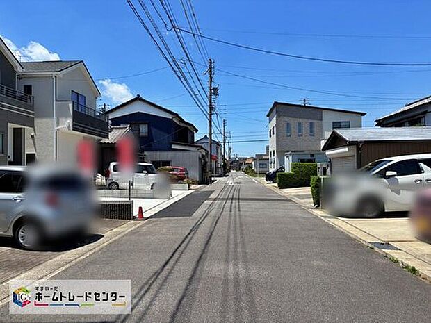 前面道路は交通量の少ない道路です。ゆとりがあり、駐車時もゆっくりと落ち着いて行える立地環境になっています♪