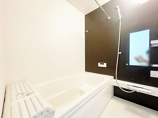 【浴室】アクセントパネルで落ち着きのある雰囲気を演出したバスルーム♪毎日の疲れを癒やすバスタイムをお楽しみ下さい!浴室換気乾燥暖房機付きで、ジメジメした季節や雨の日には、浴室内干しも可能!