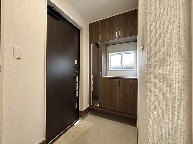 【玄関】【1号棟】明るくて清潔感溢れる玄関。
便利な下駄箱収納付きです♪
散らかりがちな玄関もすっきりと片付きます。