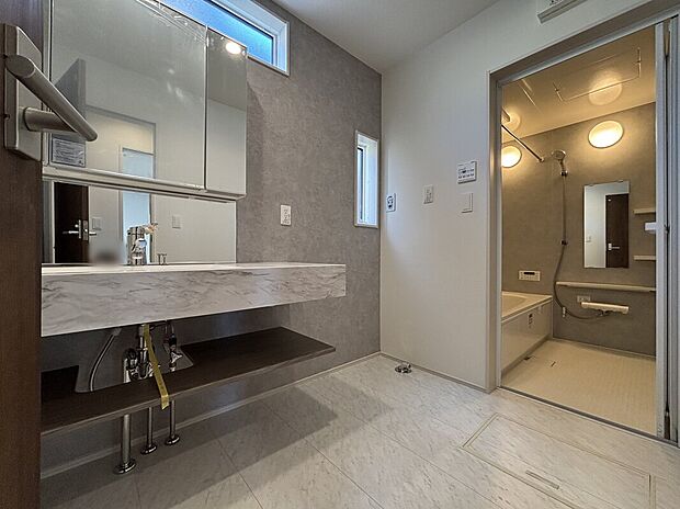 【洗面所】【1号棟】ゆとりの洗面スペースで朝の身支度も快適スムーズに。3面鏡で髪のセットやお化粧もストレスなくこなせ、朝から気分良く通勤通学に向かえそうですね!鏡の裏にはたっぷりと収納スペースを標準装備!