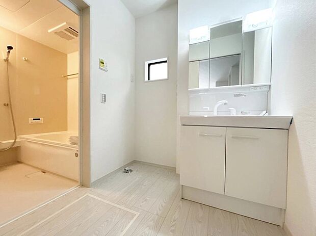 【洗面台・洗面所】暮らしを快適にする三面鏡仕様の洗面化粧台。
収納力と機能性に優れた使いやすい設備で、忙しい朝の身支度もスムーズに♪