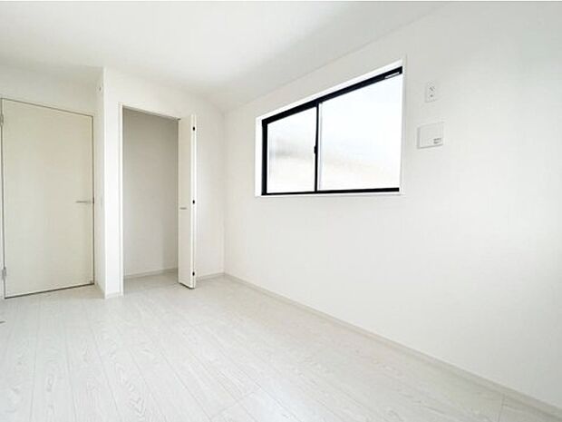 【リビング以外の居室】広々とした居住空間は日々の暮らしを彩り、心のやすらぎと満足感を与えてくれます。通風と採光を考慮した設計は子供たちはのびのび育ち、家族のくつろぎと団らんを生み出します。