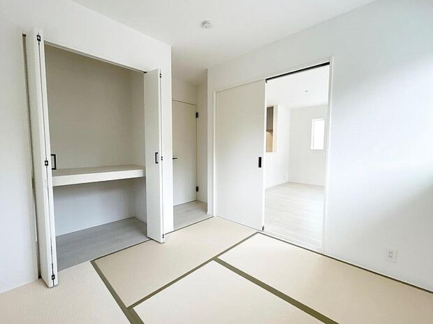 【リビング以外の居室】LDKと隣接した和室。
和室は、リビングから目が届く場所なので、お子様の遊び部屋・お昼寝スペースとして使うのもオススメです♪