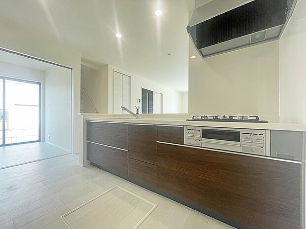 【キッチン】【1号棟】
対面式キッチンからは、リビングにいるご家族の様子が一目で分かります。小さいお子様がいても安心です。