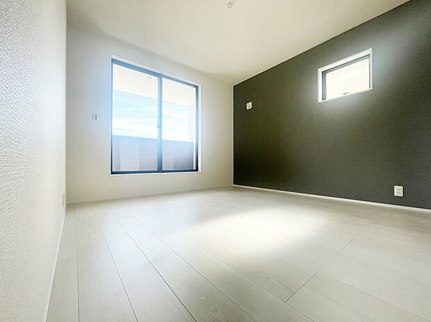 【リビング以外の居室】【1号棟】
広々とした居住空間は日々の暮らしを彩り、心のやすらぎと満足感を与えてくれます。通風と採光を考慮した設計は子供たちはのびのび育ち、家族のくつろぎと団らんを生み出します。