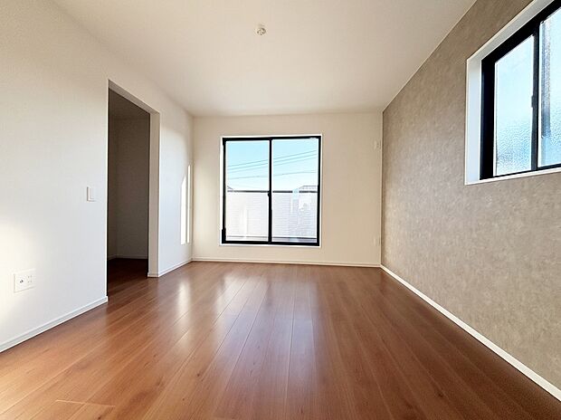 【リビング以外の居室】【1号棟】2面採光を施した為、晴れの日の日中はいつも明るい室内に。窓を開放すれば気持ちの良い風が入り込んできます。