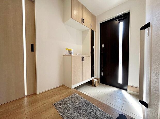 【玄関（１号棟）】明るくて清潔感溢れる玄関。便利な姿見鏡＆下駄箱収納付きです♪
散らかりがちな玄関もすっきりと片付きます。