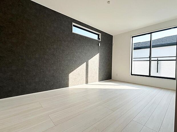 【リビング以外の居室】広々とした居住空間は日々の暮らしを彩り、心のやすらぎと満足感を与えてくれます。通風と採光を考慮した設計は子供たちはのびのび育ち、家族のくつろぎと団らんを生み出します。