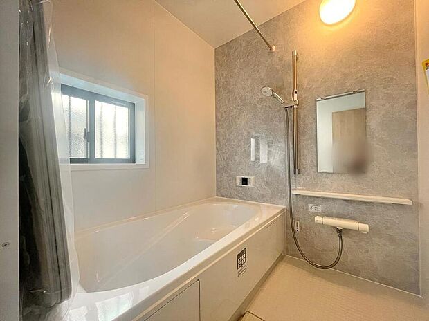 【浴室】アクセントパネルで落ち着きのある雰囲気を演出したバスルーム♪毎日の疲れを癒やすバスタイムをお楽しみ下さい!浴室換気乾燥暖房機付きで、ジメジメした季節や雨の日には、浴室内干しも可能!