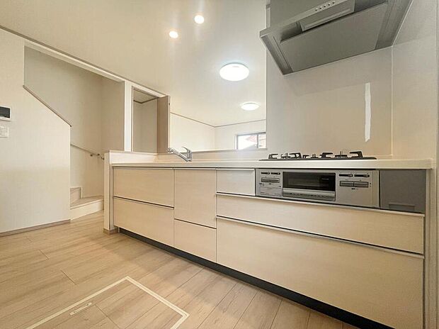 【キッチン】収納力豊富なシステムキッチン。大型スライド収納付きで、すっきり片付けやすいキッチンです。
床下収納もついてたっぷり収納できます♪