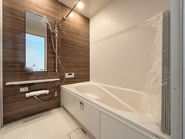 【浴室】【5号棟】アクセントパネルで落ち着きのある雰囲気を演出したバスルーム♪毎日の疲れを癒やすバスタイムをお楽しみ下さい！浴室換気乾燥暖房機付きで、ジメジメした季節や雨の日には、浴室内干しも可能！