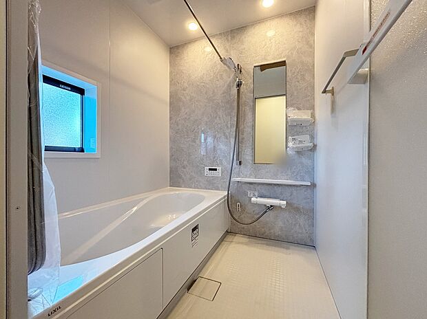 【浴室】アクセントパネルで落ち着きのある雰囲気を演出したバスルーム♪毎日の疲れを癒やすバスタイムをお楽しみ下さい！浴室換気乾燥暖房機付きで、ジメジメした季節や雨の日には、浴室内干しも可能！