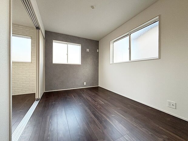 【リビング以外の居室】(2号棟)2面採光を施した為、晴れの日の日中はいつも明るい室内に。
窓を開放すれば気持ちの良い風が入り込んできます。