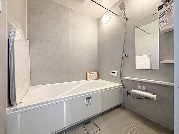 【浴室】【1号棟】1坪以上広さを設けた浴室で、ゆったりバスタイム♪
お子様と一緒に入るにも充分な広さです。
一日の疲れを癒せます♪