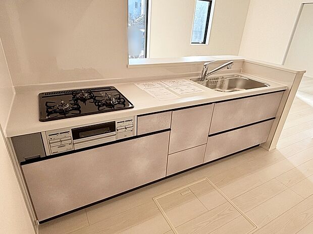 【キッチン】【1号棟】キッチンワークしながら大切な家族との会話を楽しめる、家族のコミュニケーションが生まれる対面式のオープンキッチンです♪