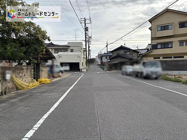 【前面道路含む現地写真】前面道路は閑静な住宅地をはしる車通りの少ない道路。お車の出し入れが苦手な方や小さなお子様にも安心ですね。しっかり舗装もされているので、ベビーカーや自転車で通っても快適に通行できます。