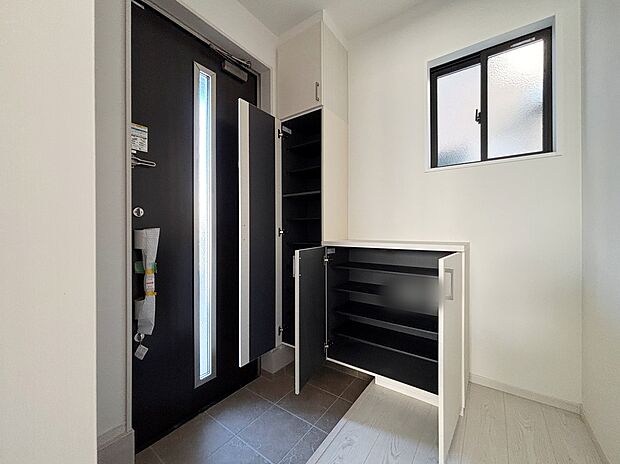 【玄関】明るくて清潔感溢れる玄関。
便利な下駄箱収納付きです♪
散らかりがちな玄関もすっきりと片付きます。