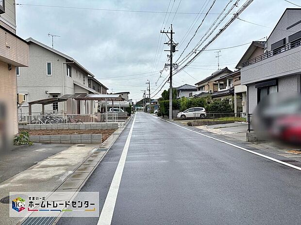 【前面道路含む現地写真】前面道路の幅員は6m。見通しが良く駐車もゆとりをもって行えます♪