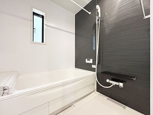 【浴室】アクセントパネルで落ち着きのある雰囲気を演出したバスルーム♪毎日の疲れを癒やすバスタイムをお楽しみ下さい！浴室換気乾燥暖房機付きで、ジメジメした季節や雨の日には、浴室内干しも可能！