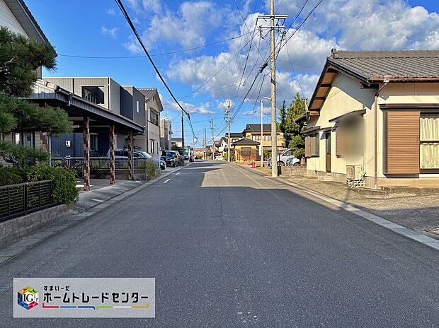 【前面道路含む現地写真】前面道路の幅員は7m。見通しが良く駐車もゆとりをもって行えます♪