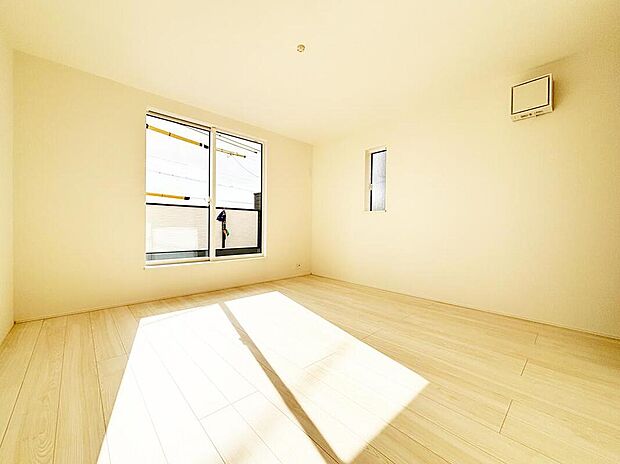 【リビング以外の居室】【１号棟】
２面採光を施した為、晴れの日の日中はいつも明るい室内に。
窓を開放すれば気持ちの良い風が入り込んできます。