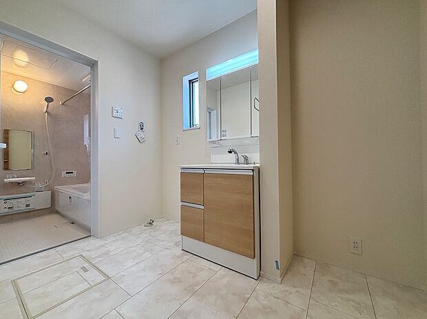 【洗面室】暮らしを快適にする三面鏡仕様の洗面化粧台。
収納力と機能性に優れた使いやすい設備で、忙しい朝の身支度もスムーズに♪