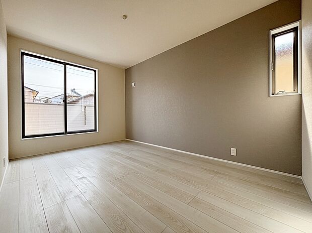 【リビング以外の居室】広々とした居住空間は日々の暮らしを彩り、心のやすらぎと満足感を与えてくれます。通風と採光を考慮した設計は子供たちはのびのび育ち、家族のくつろぎと団らんを生み出します。