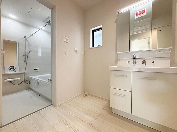 【洗面台・洗面所】【１号棟】暮らしを快適にする三面鏡仕様の洗面化粧台。
収納力と機能性に優れた使いやすい設備で、忙しい朝の身支度もスムーズに♪